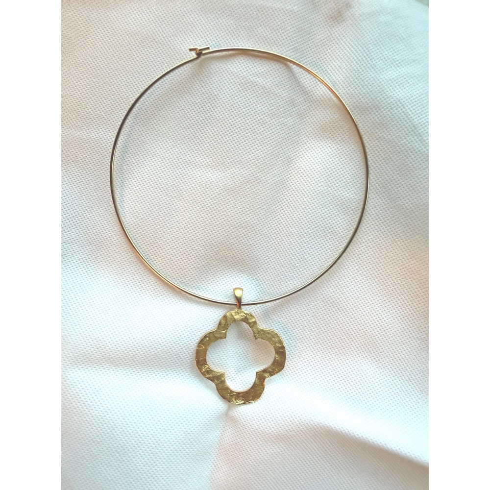 Gold Tone Wire Choker Necklace  Quatrefoil Pendant Minimalist Statement Collar